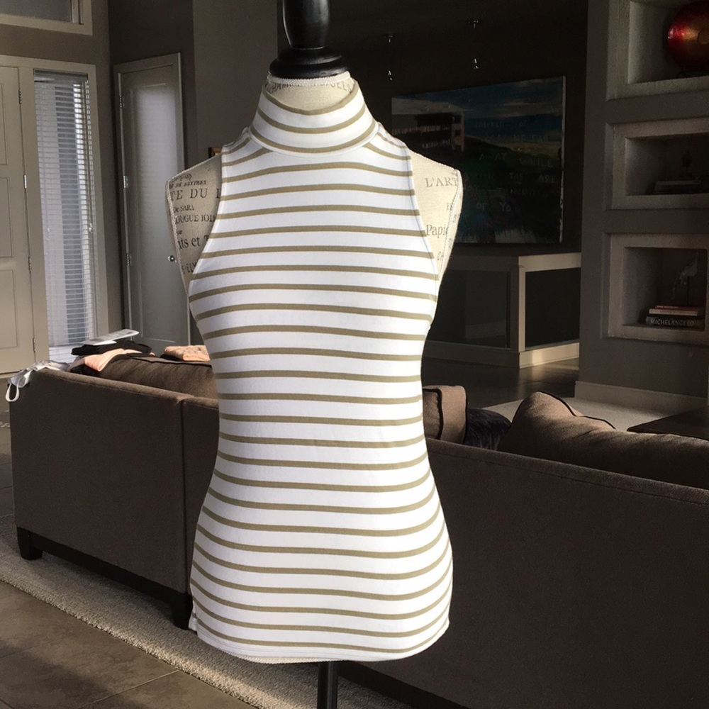 Sleeveless Turtleneck top